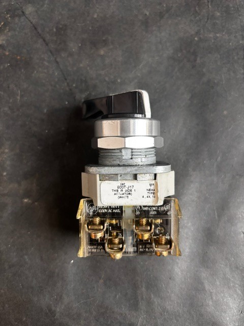 Used ALLEN BRADLEY 800T-J17 SELECTOR SWITCH ($15 OBO)