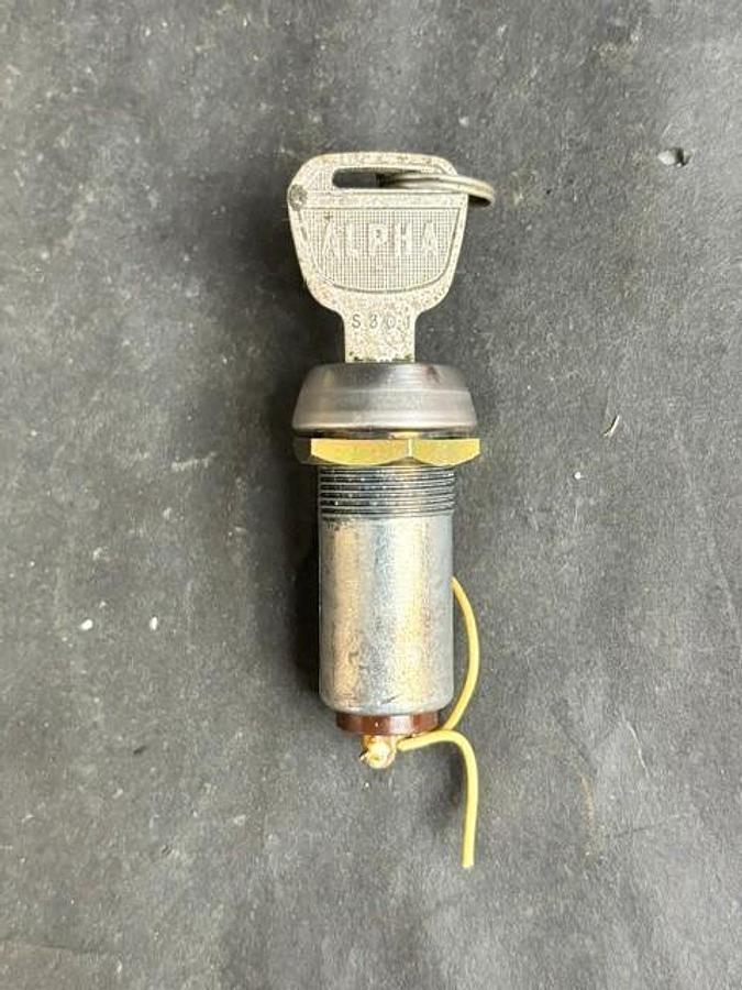 Used TUBULAR KEYLOCK SWITCH S301
