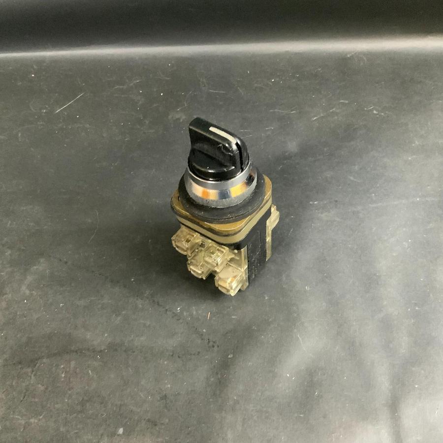 Used TELEMECANIQUE XB2M 3 POSITION SPRING RETURN SELECTOR SWITCH ($15 OBO)