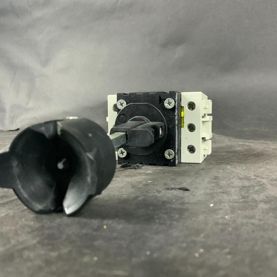 Used BACO CONTROLS 172200 DISCONNECT SWITCH ($ 30 OBO)