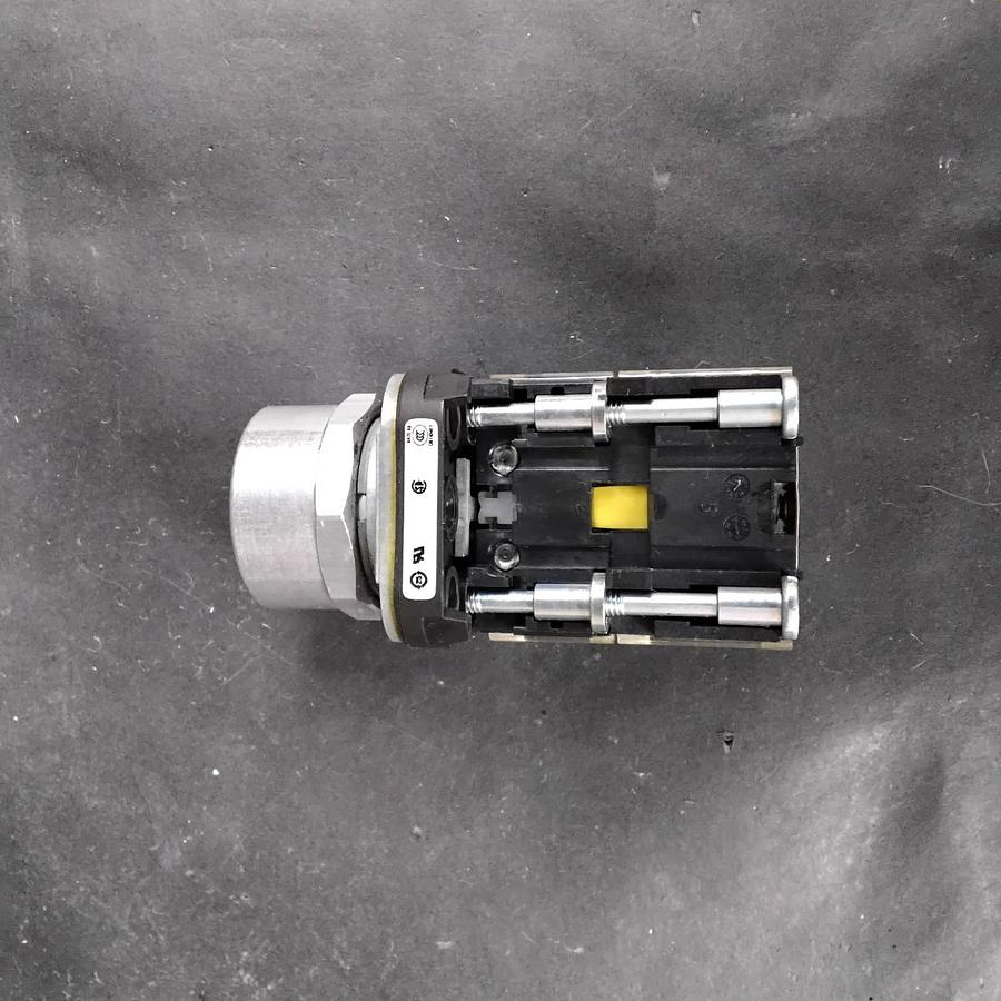 Used ALLEN BRADLEY 800T-A2 SERIES T PUSHBUTTON SWITCH ($15 OBO)