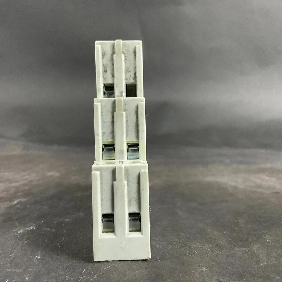 Used ALLEN BRADLEY 700-HN22 SCREW TERMINAL SOCKET ($10 OBO)