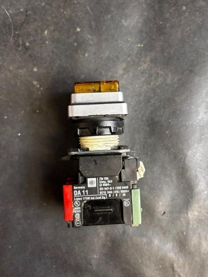 Used SQUARE D DA11 YELLOW PUSHBUTTON SWITCH ($13 OBO)