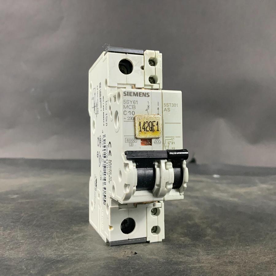 Used SIEMENS 5SY61MCB C10 CIRCUIT BREAKER W/ AS AUX SWITCH ($12 OBO)