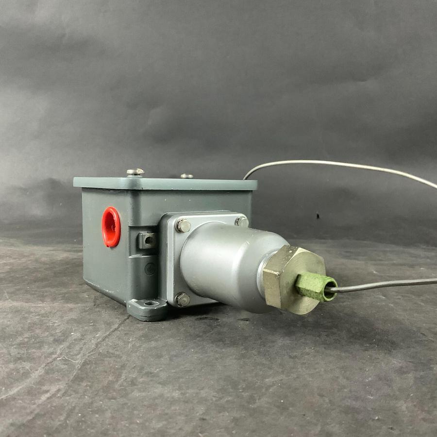 Used UNITED ELECTRIC E105-8BS-90858 TEMPERATURE SWITCH ($45 OBO)