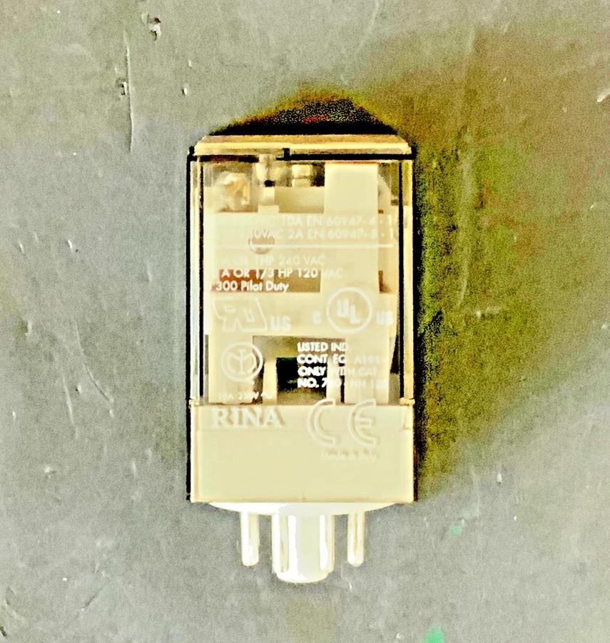 Used ALLEN BRADLEY 700-HA32Z24-SERIES D ($14 OBO)