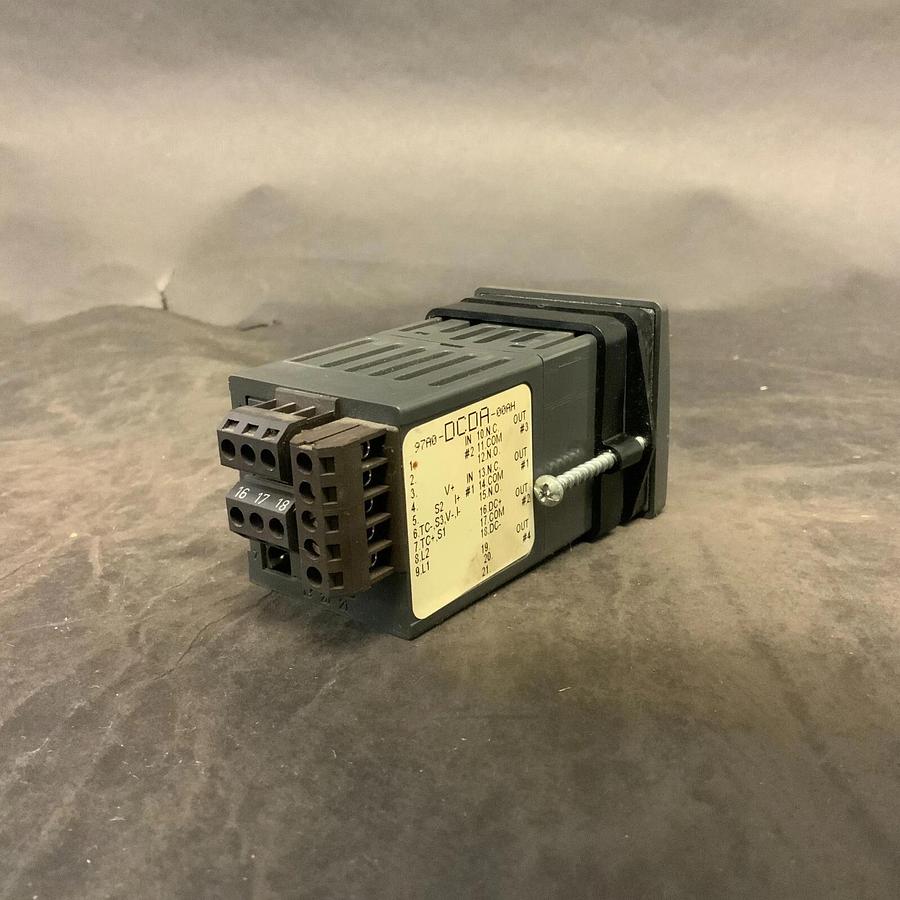 Used CINCINNATI SUB ZERO 97A0-DCDA-00AH TEMPERATURE CONTROLLER ($240 OBO)
