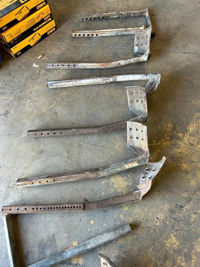 Used 4 VULCAN STYLE FLAT BED SCOOPS ($450)