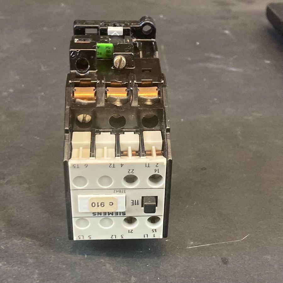 Used SIEMENS 3TB42-12-0A 24V 50/60HZ CONTACTOR ($13 OBO)
