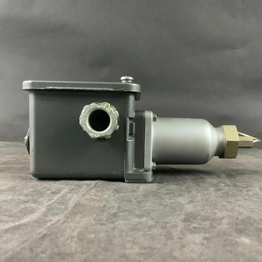 Used UNITED ELECTRIC E105-3BS-9027 TEMPERATURE SWITCH ($50 OBO)