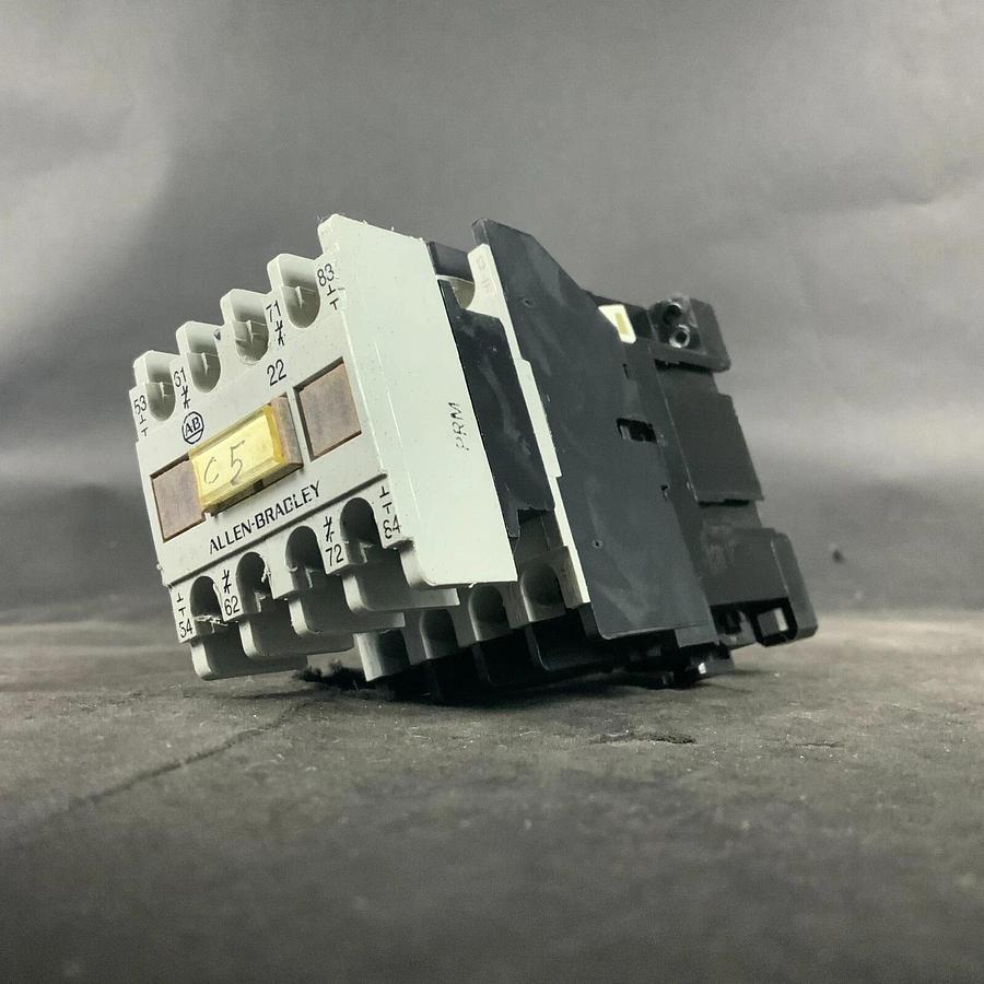 Used ALLEN BRADLEY 100-A09ND3 CONTACTOR W/ AUX CONTACT ($20 OBO)