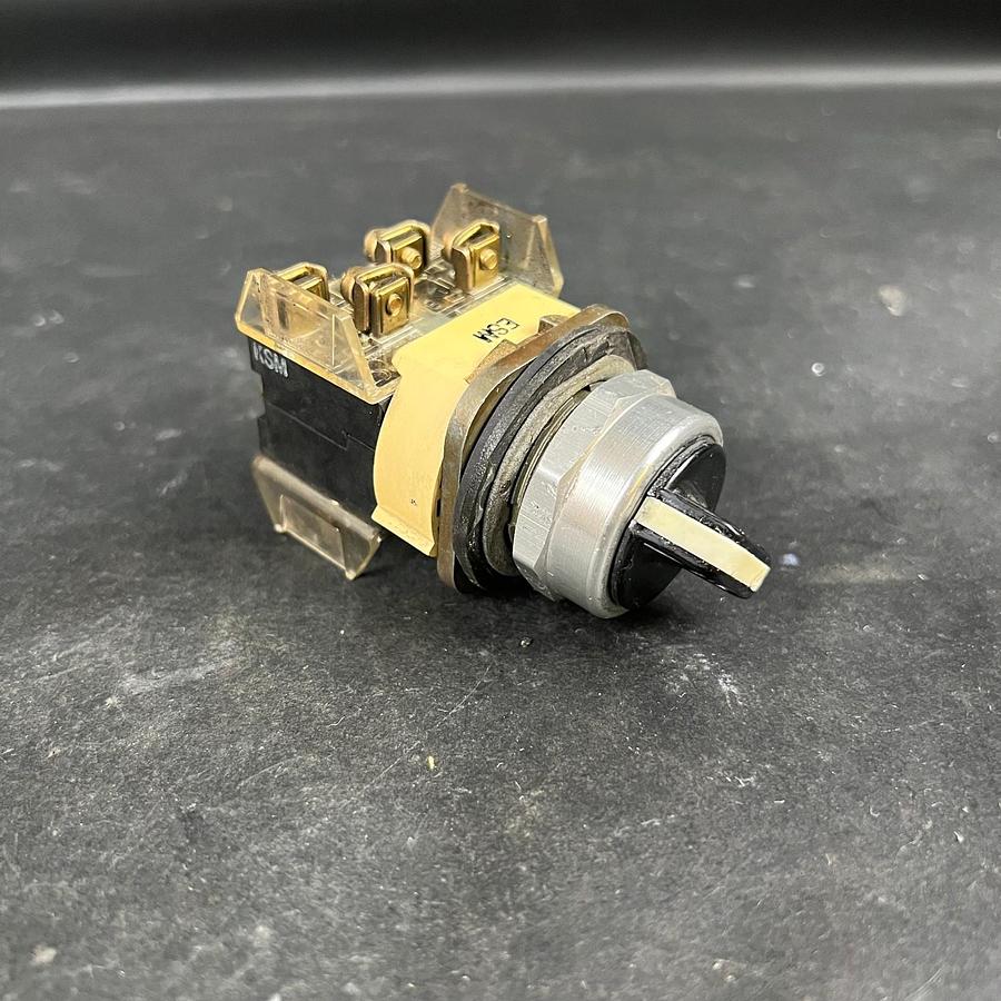 Used ALLEN BRADLEY 800T-J5KE7 SER T SELECTOR SWITCH ($30 OBO)
