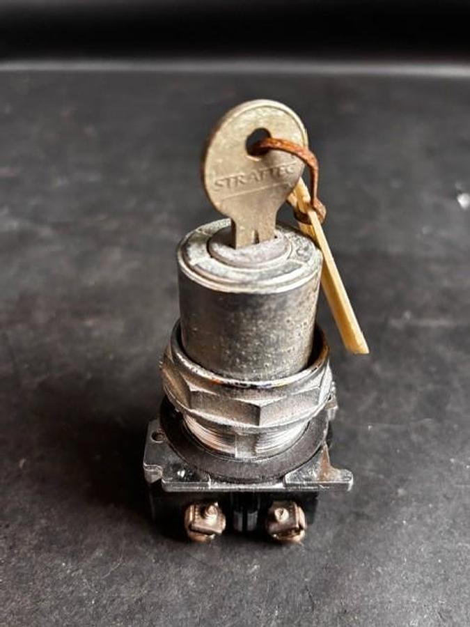 Used CUTLER-HAMMER 10250T KEYED SELECTOR SWITCH ($17 OBO)