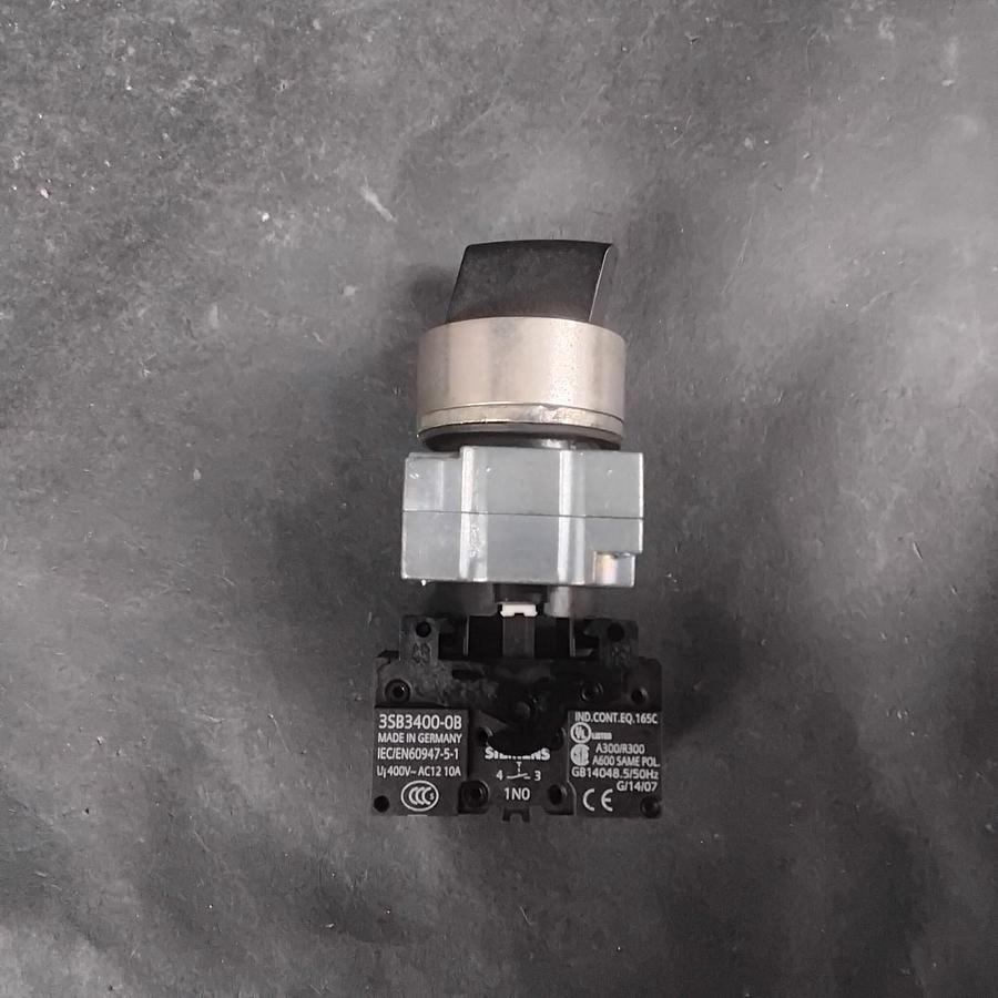 Used SIEMENS 3SB3400-0B SELECTOR SWITCH ($16 OBO)