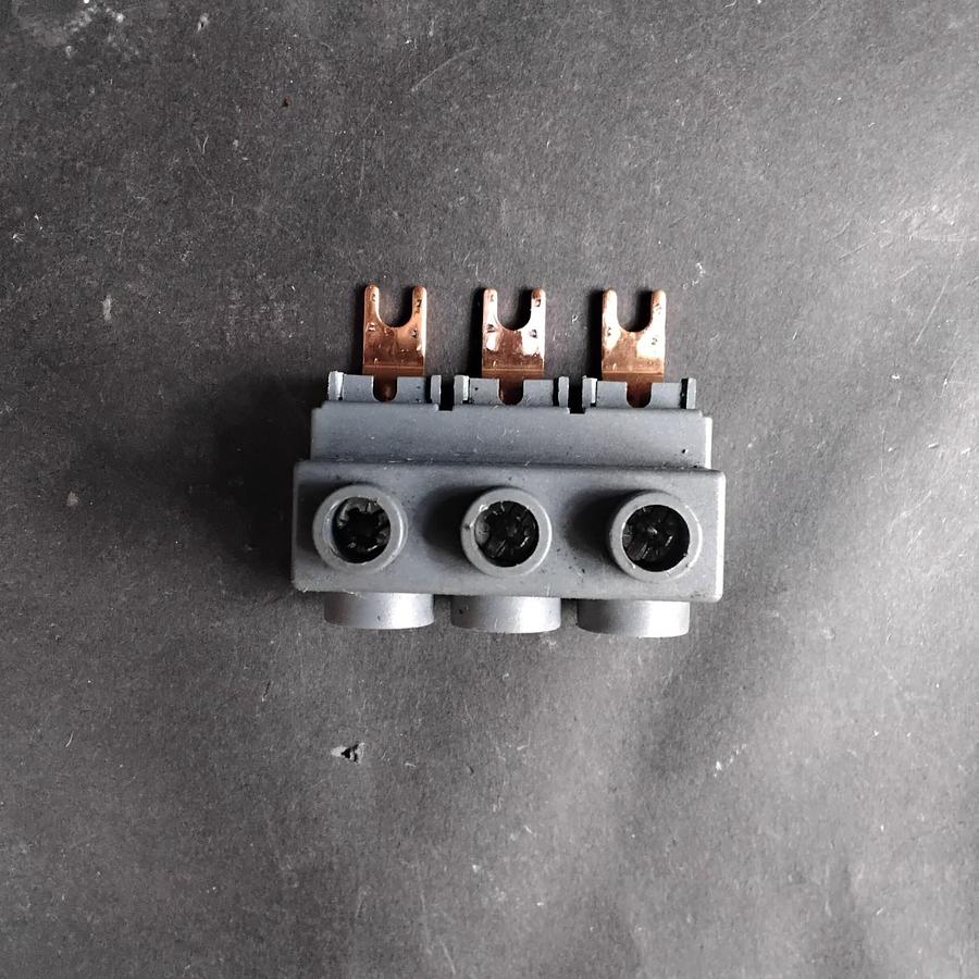 Used SIEMENS 3RV2925-5AB SUPPLY TERMINAL ($10 OBO)