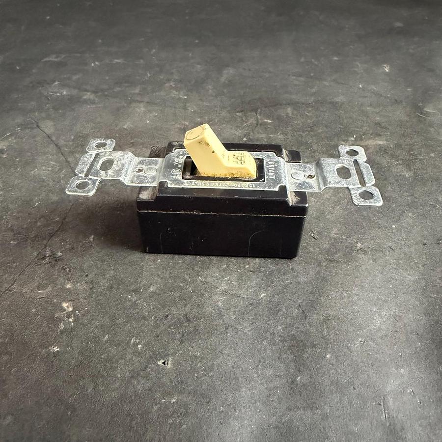 Used BRYANT 15A 120-277VAC SINGLE POLE SWITCH ($15 OBO)