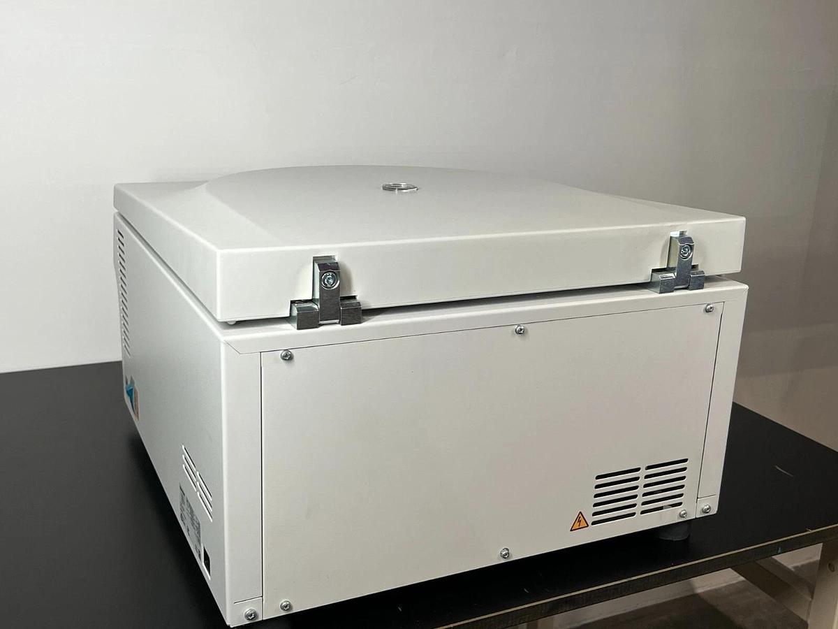 Used Eppendorf Centrifuge 5810 with Rotor FA-45-48-11