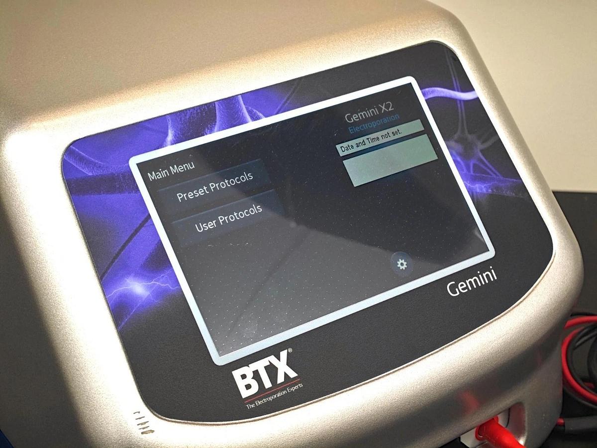 Used BTX Gemini X2 Twin Wave Electroporator with Safety Dome