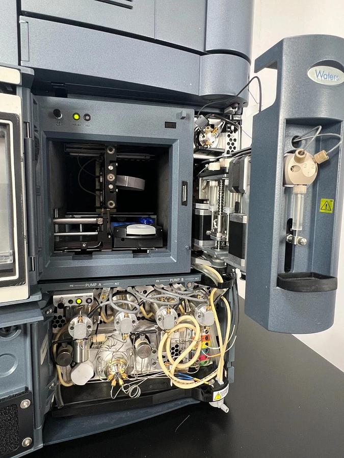 Used Waters Acquity UPLC HPLC TUV FLR organizer sample and binary manager heater tray