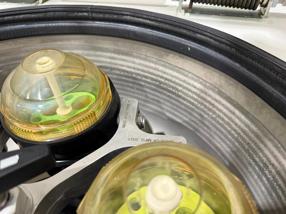 Used Beckman Coulter Avanti J-15R IVD refrigerated Centrifuge B99517 with rotor