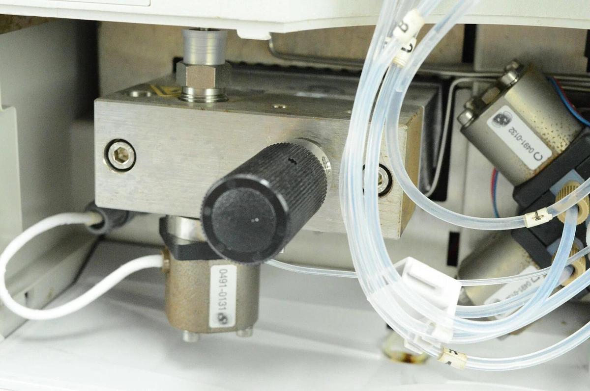 Used Agilent 1100 HPLC G1311A Quat Pump with G1379A Degasser & tray