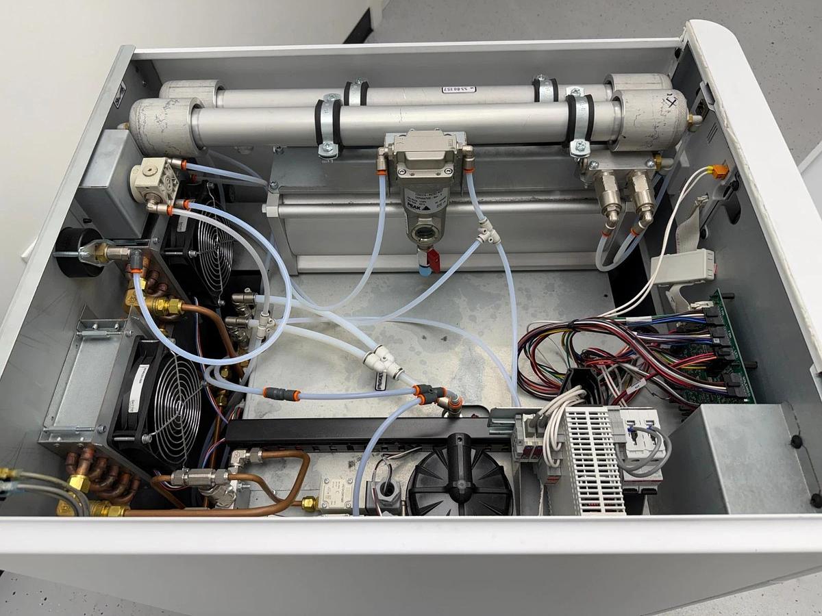 Used Peak Scientific Genius XE70 XE Mass Spectometer lab Nitrogen gas generator 70L