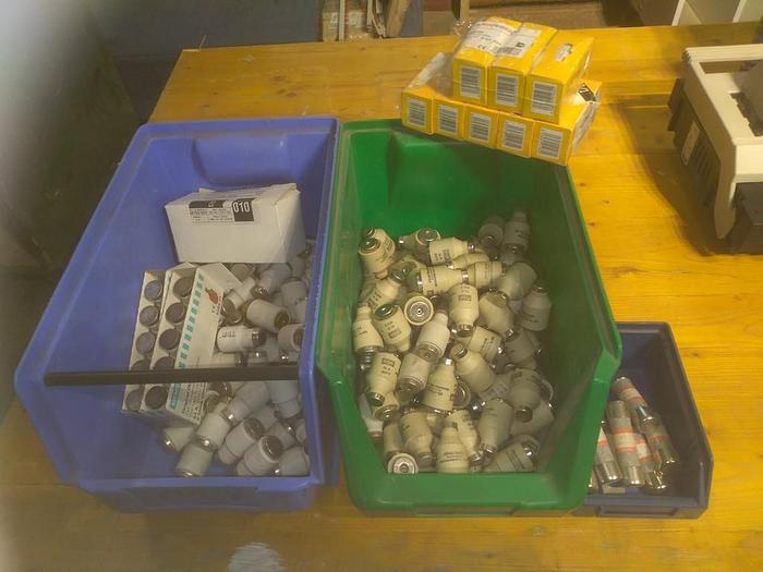 Ca 1500 Stk neue Schmelzsicherungen, Neozed, Diazed, Hülsen, Passeinsätze, Verschiedene Hersteller, neuwertig -80%