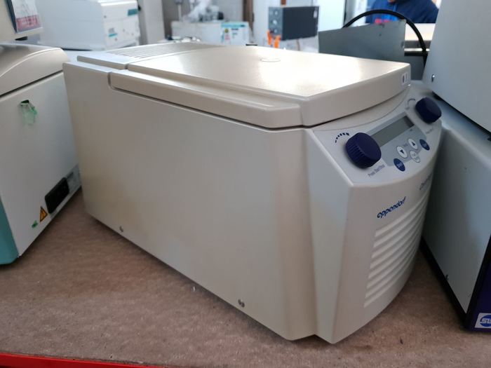 Used Eppendorf Centifuge 5415 R Centrifuge