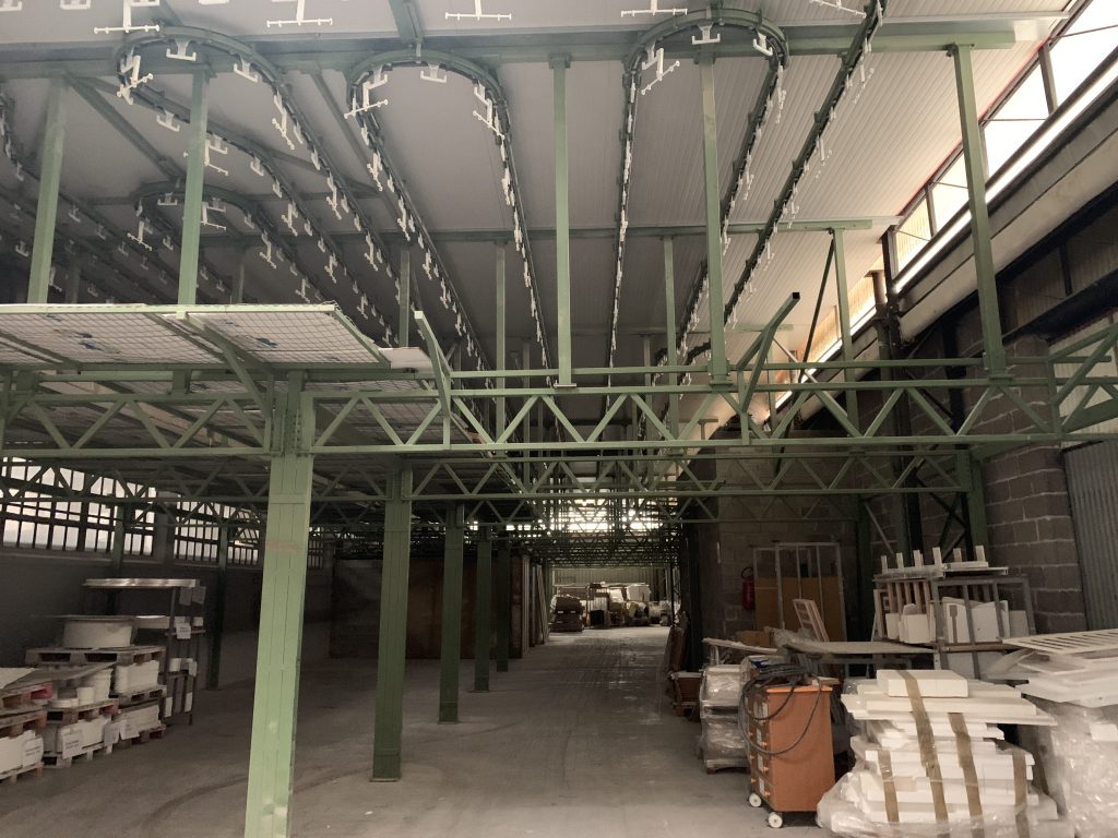 Usato Catena di verniciatura ad acqua per letti di bambini o prodotti similari, da 865 metri lineari, robots, coppe rotanti e accessori.