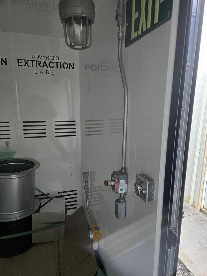 Advanced Extraction Labs C1D1 Extraction Booth Model CS820 | 8' x 8' x 20' |