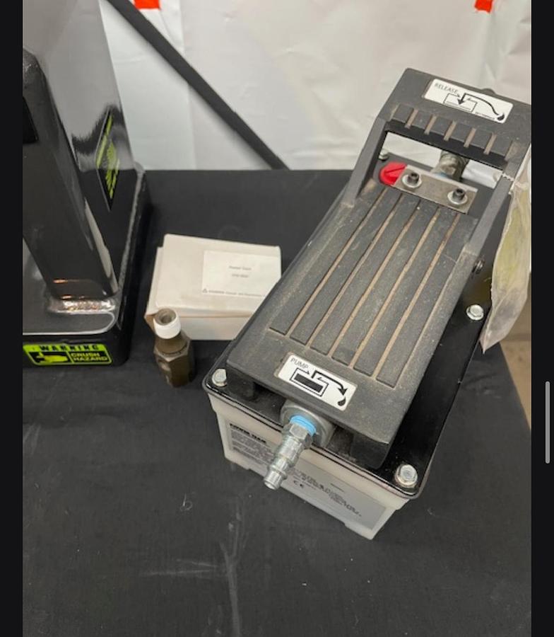 Used Sasquash V2 15 Ton Hydraulic Rosin Press with Foot Pump, Pressure Gauge and Puck Mold