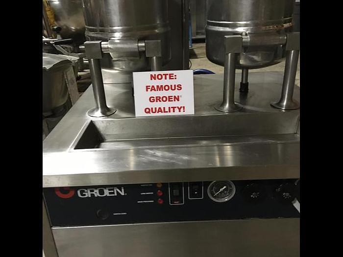 Used GROEN DOUBLE 20 QT. TRUNNION KETTLES ON SELF CONTAINED NAT. GA...