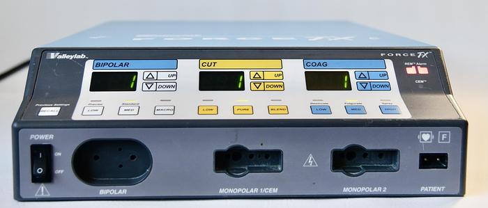 Used VALLEYLAB COVIDIEN FORCE FX-C ELECTROSURGICAL GENERATOR WITH FOOTSWITCH AND CART, E6008