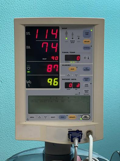 Gebraucht Datascope Accutorr Plus Patientenmonitor auf Trolley mit Blutdruckmanschette und SpO2 Fingersensor