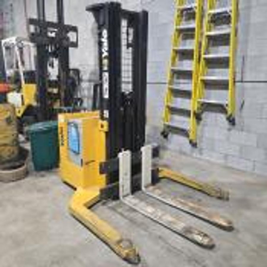 Used 2002 Yale MSW040 Straddle Stacker