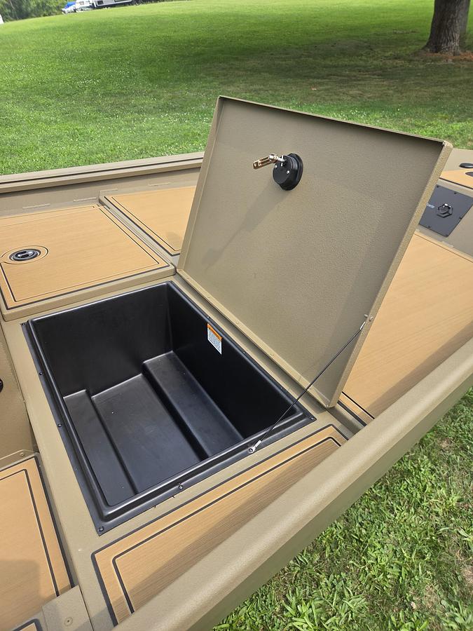 2027 G3 18CCJ Desert Brown, Sea Dek