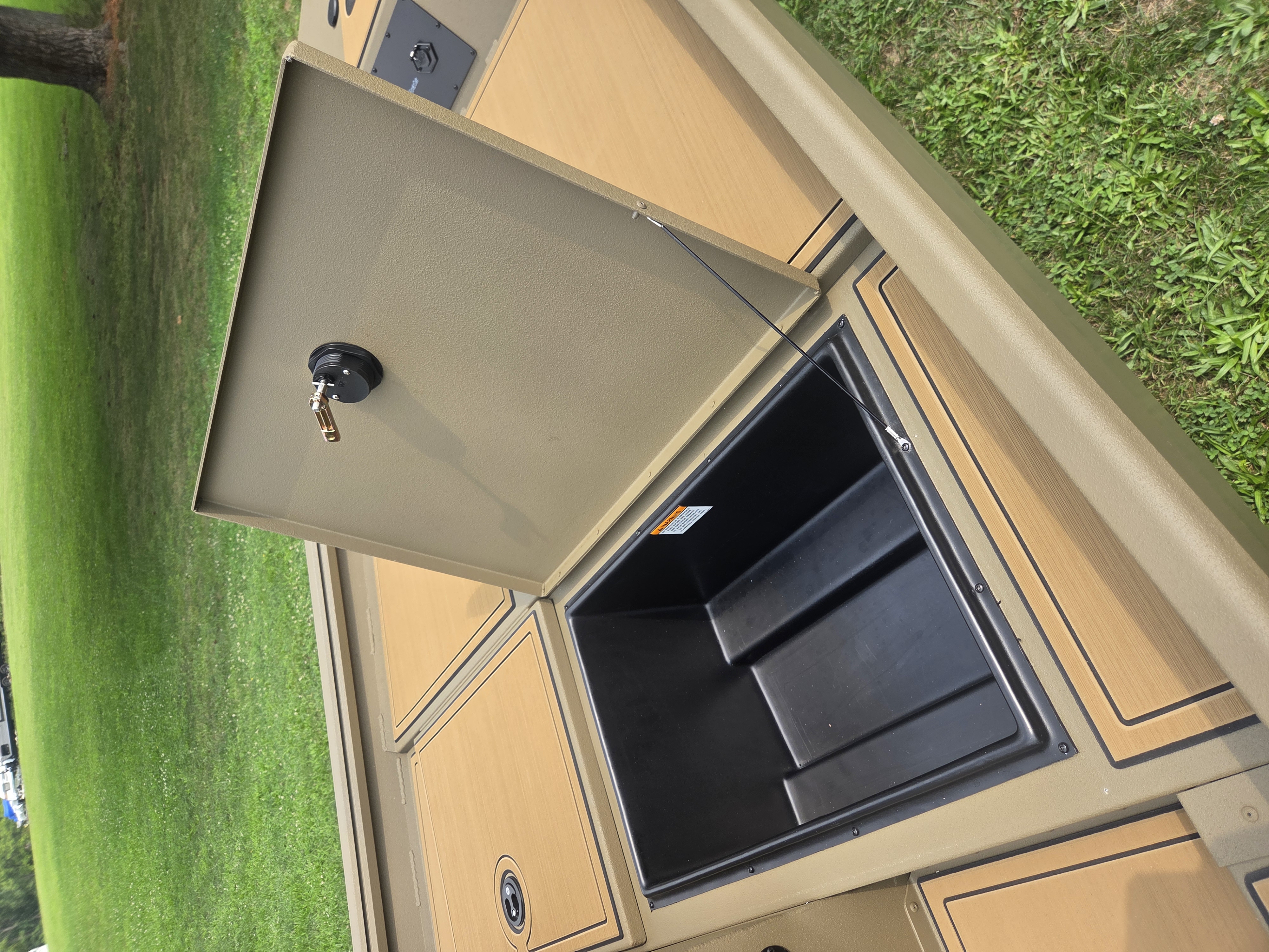 2027 G3 18CCJ Desert Brown, Sea Dek