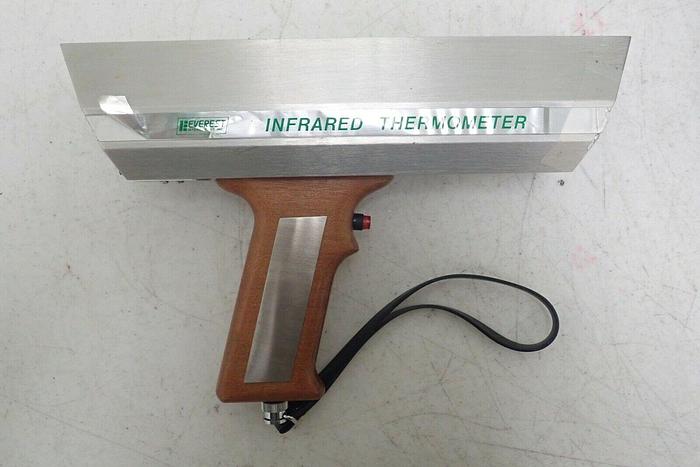 Used Everest Interscience Inc Model 110.2L Infrared Thermometer with Manual & Case