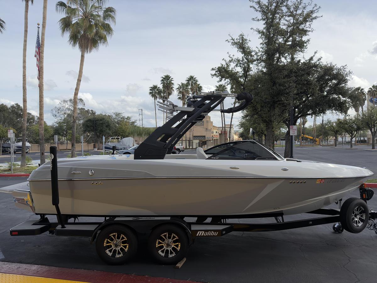 Used 2017 Malibu Boats 22 VLX