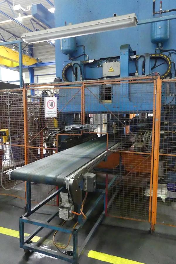 Used Manzoni 630-Ton Mechanical Transfer Press with Feed Line