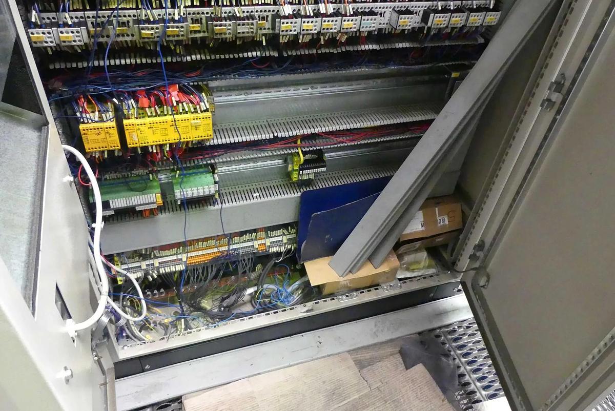 Used Manzoni 630-Ton Mechanical Transfer Press with Feed Line