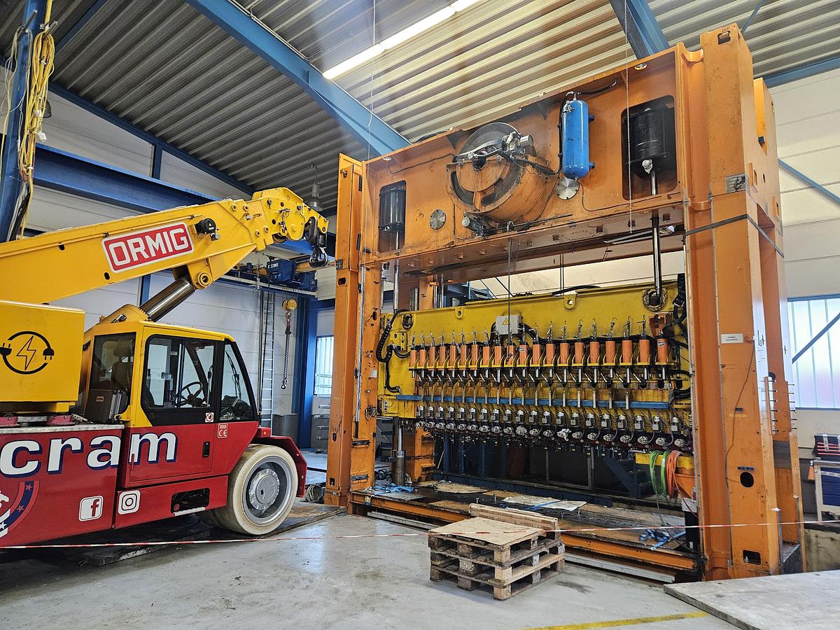 Used 3 x Innocenti 320-ton Mechanical Presses With Feed Lines