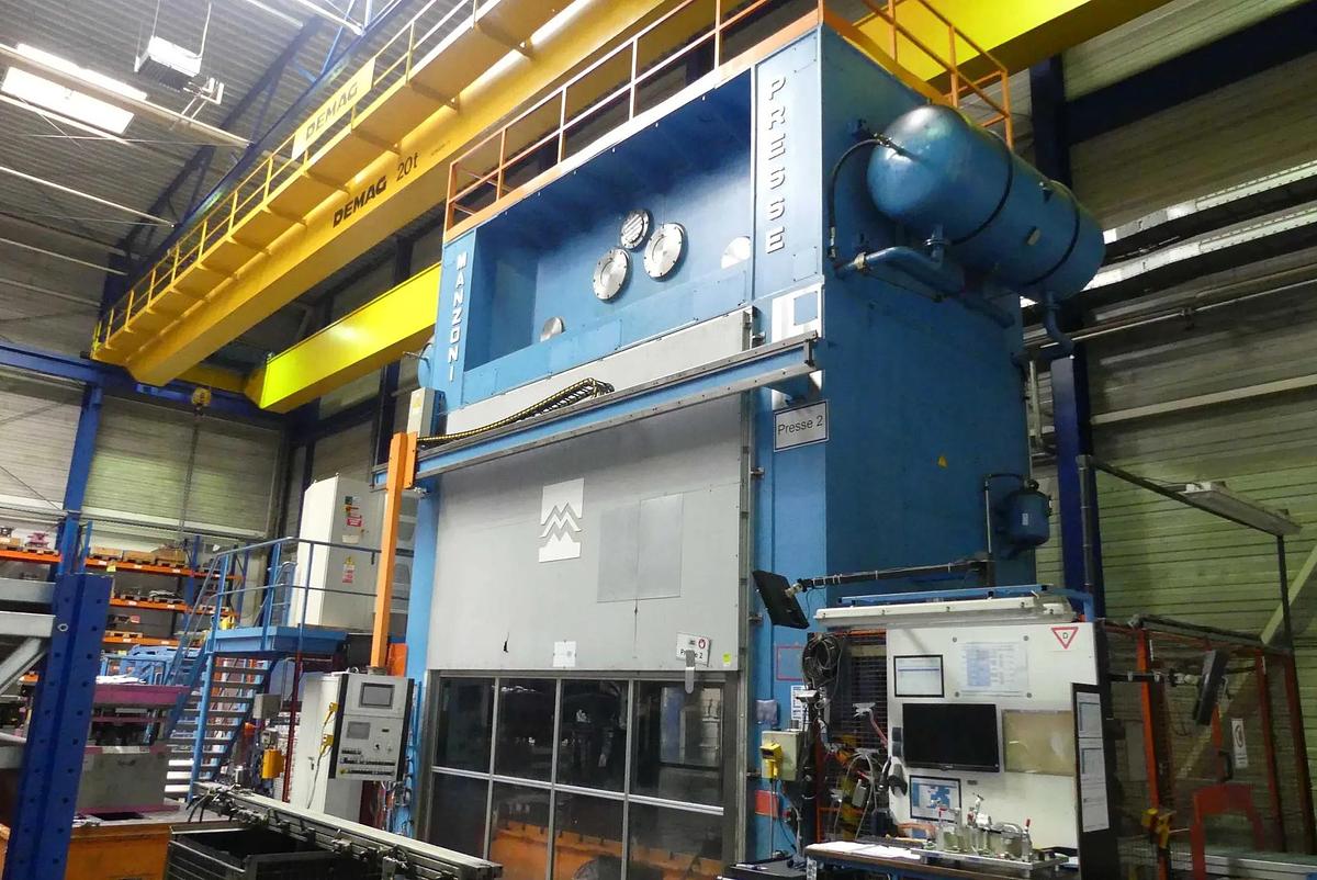 Used Manzoni 630-Ton Mechanical Transfer Press with Feed Line