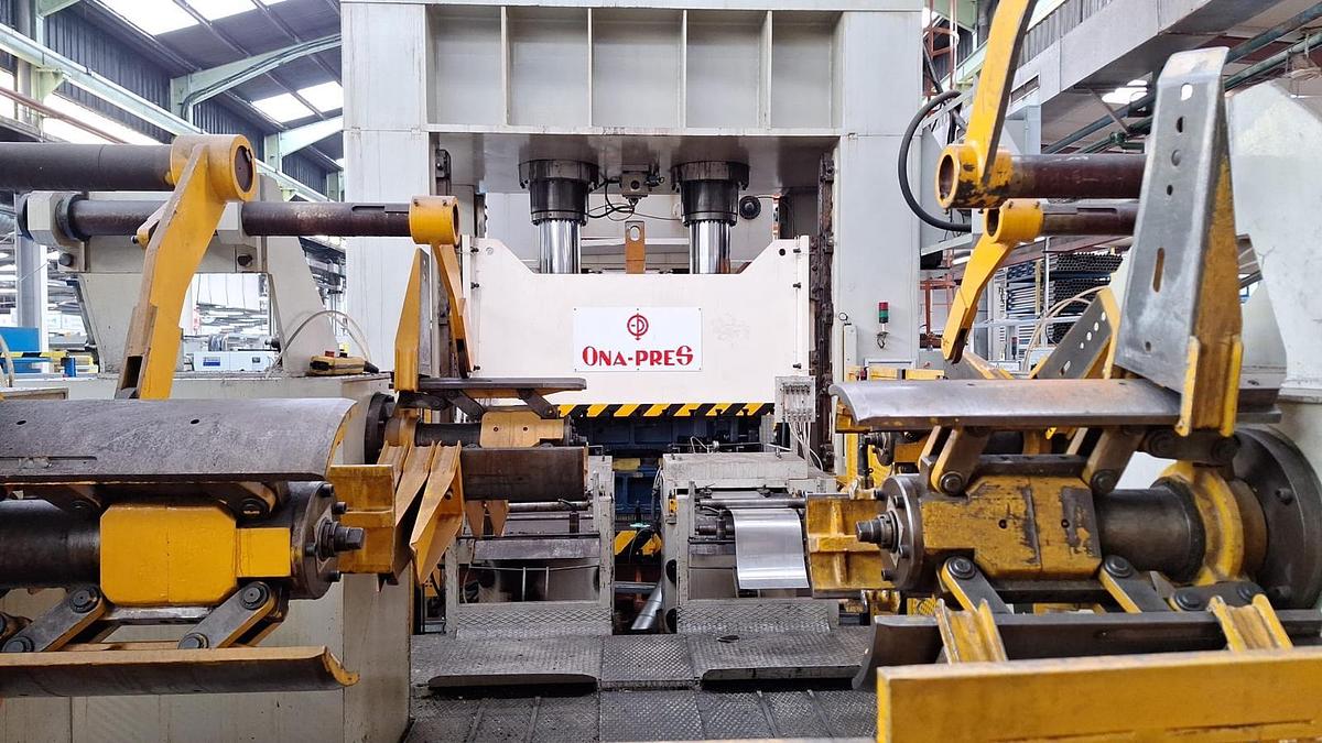 Used Ona-Pres 630 ton Hydraulic Press with Feed Line