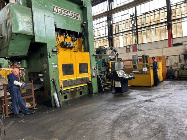 Used Muller Weingarten 630 ton Staigt Sided Mechanical Blanking Line