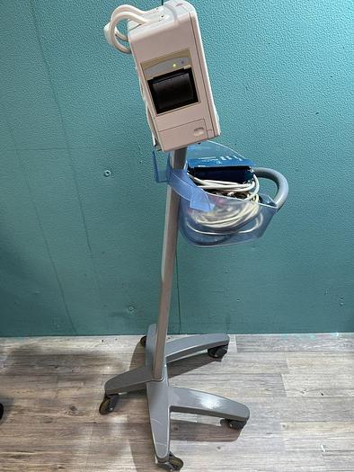 Used Mindray Datascope Trio Patientenmonitor auf Trolley mit Manschette, EKG Kabel und SpO2 Fingersensor