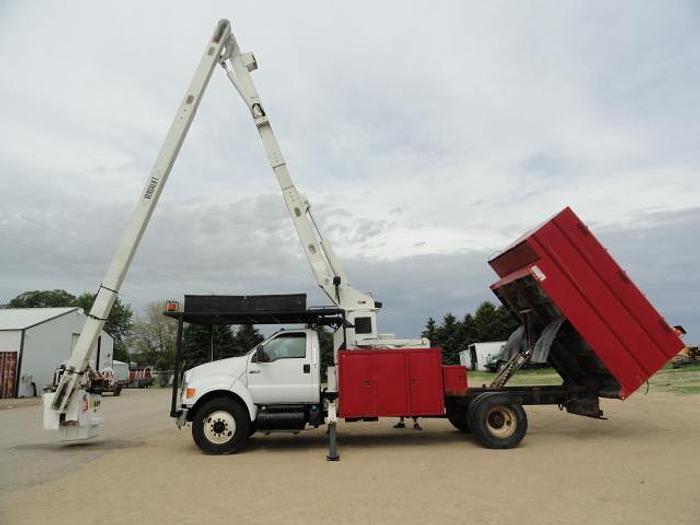 Used 2011 versalift V0270E
