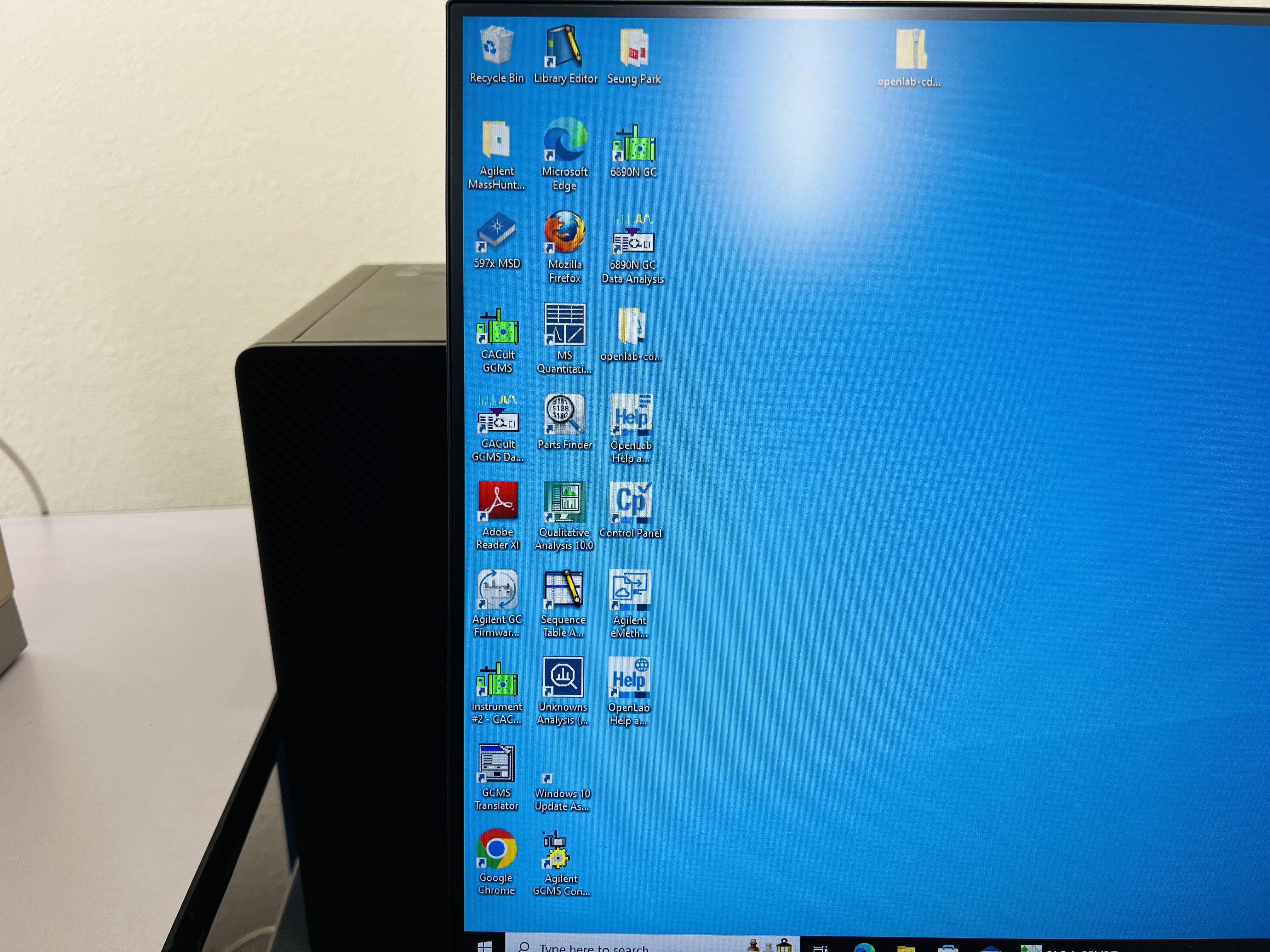 Used Agilent 6890N Gas Chromatograph (GC) with MassHunter Software 