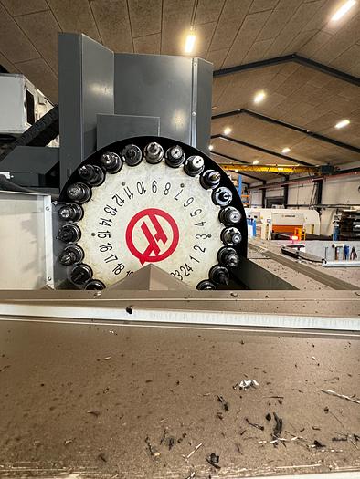 Used BRUGT VERTIKALT BEARBEJDNINGSCENTER FABR. HAAS, MODEL VF-4SS