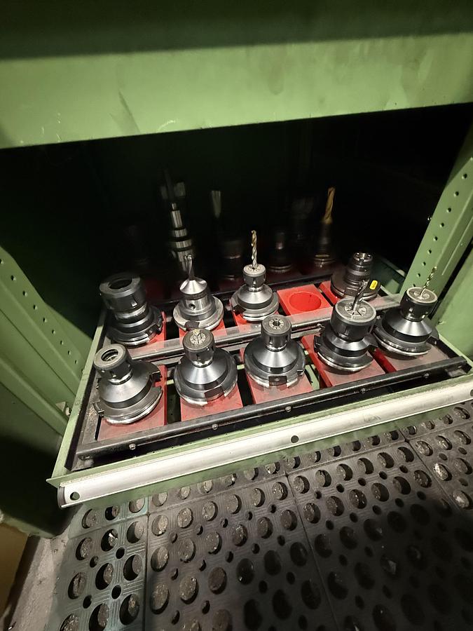 Used BRUGT VERTIKALT BEARBEJDNINGSCENTER FABR. MAZAK MODEL AJV-32/605